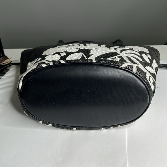 Cole Haan Shoulder Cinch Straw Linen Bucket Bag in Black White - Picture 6 of 10